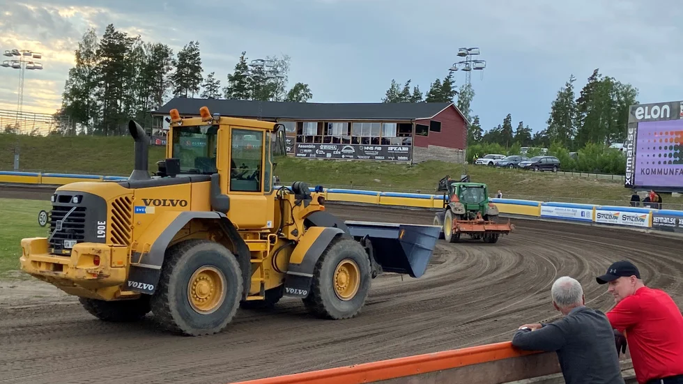 Det är problem med banan på Eskilstuna motorstadion.