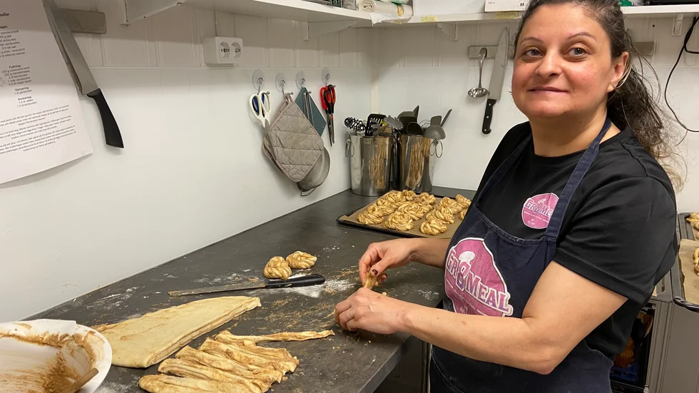 Amal Akeel arbetar på Gr8 meals i Vingåker och har blivit fena på bullbakning.