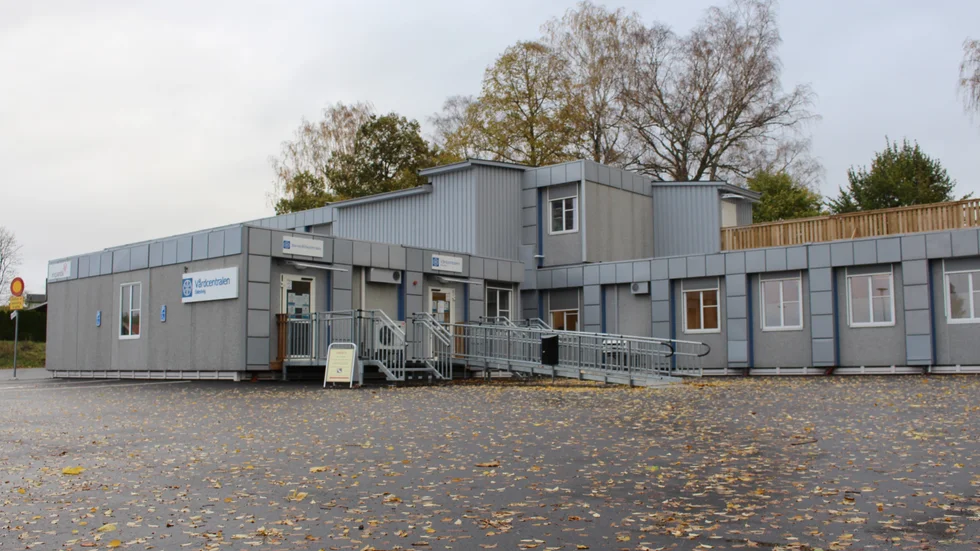 Ödeshögs vårdcentral fick flytta ur sina lokaler på Skolgatan 2019 efter problem med inomhusmiljön.