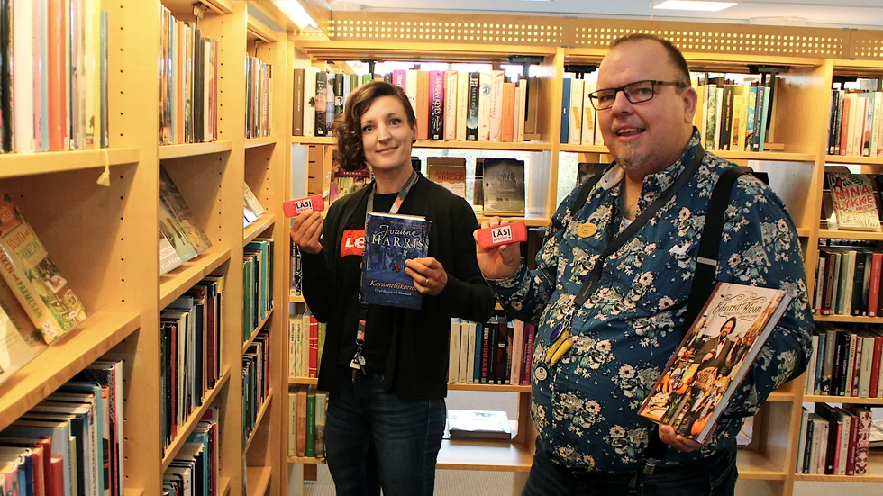 Anya Feltreuter och Nils Grönlund på biblioteket laddar för introduktionen av tjänsten Läsplåster, fördjupade råd och stöd till läsarna i biblioterapi.