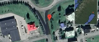 En personbil i olycka på väg 775