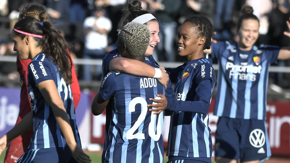 Djurgårdens Hayley Dowd kramas om efter sitt 2–0-mål.