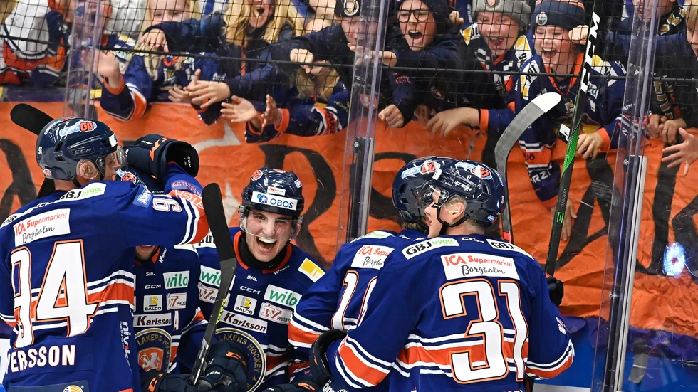 Växjö jublar efter ett av målen.