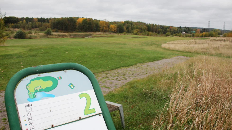 Här, på hål två på Ingelsta golfklubb, är tanken att bygga en lagerlokal.