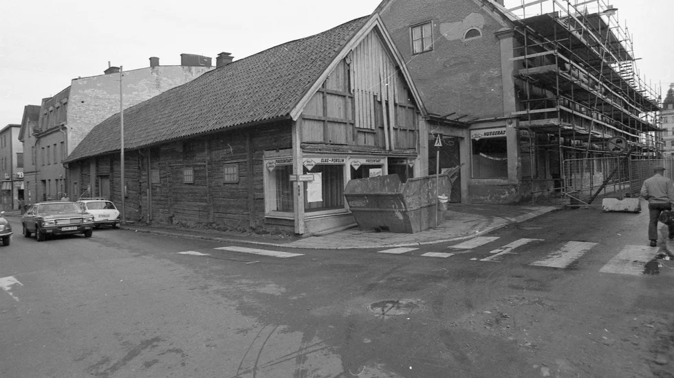Korsningen Ågatan/Platensgatan i Linköping 1975. Trähuset är numera rivet. I det hus som byggdes i stället finns i dag godisbutiken Karamello. Huset med byggnadsställningar finns kvar. Där håller bland annat restaurang Merwah till.