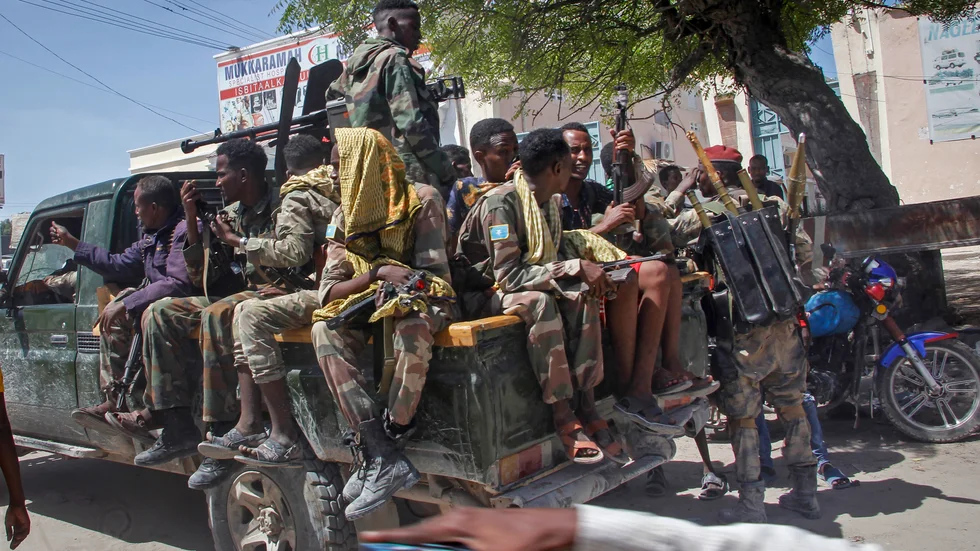 Soldater som vill se Somalias presidents avgång fotograferade i området Fagah i huvudstaden Mogadishu.