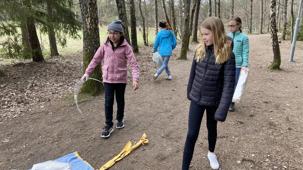 Amal Alfarra hittade bland mycket annat ett metallgaller i skogen bakom skolan. Även Agnes Nilsson gjorde ett och annat sopfynd under skräpplockarinsatsen.
