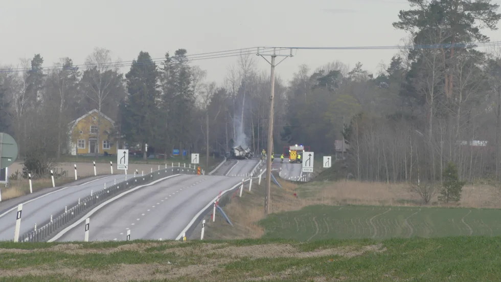 En lastbil med farligt gods började brinna på E20 utanför Kungsör under natten till tisdagen.
