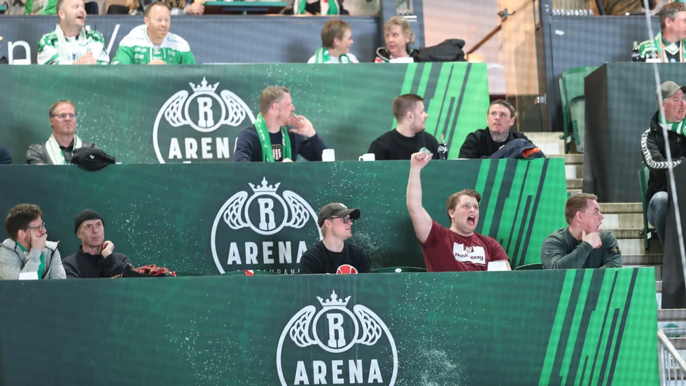 Restauranggäster i Rögles hemmaarena. Med i övrigt tomma läktare blir slutspelet en förlustaffär för finallagen Rögle och Växjö. Arkivbild.