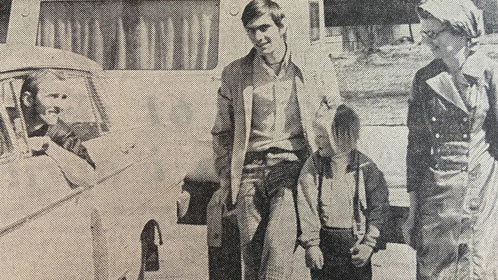 Kuriren för 50 år sedan: Först på plats när campingplatsen vid Djulö öppnades var Katrineholmsbon Tage Gustafsson. Här ses han i bilen och utanför pustar idrottsassisten Owe Claesson samt fru Gunborg Gustafsson med dotter Pia efter att ha flyttat bort den tunga bommen.