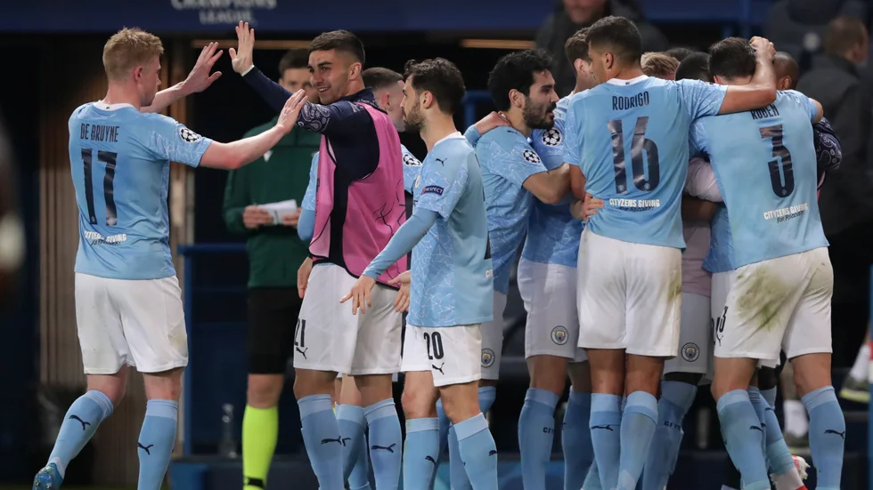 Mancehster City-spelarna jublar efter Riyad Mahrez 2–1-mål.