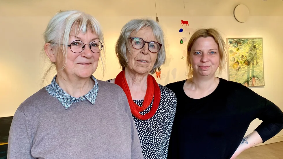 Gun Haglund, Clara Waller och Hanna Hellmér i konstnärsföreningen Kikk som öppnar sin jubileumsutställning i Konstmagasinet lördagen den 1 maj och pågår till 9 juni.