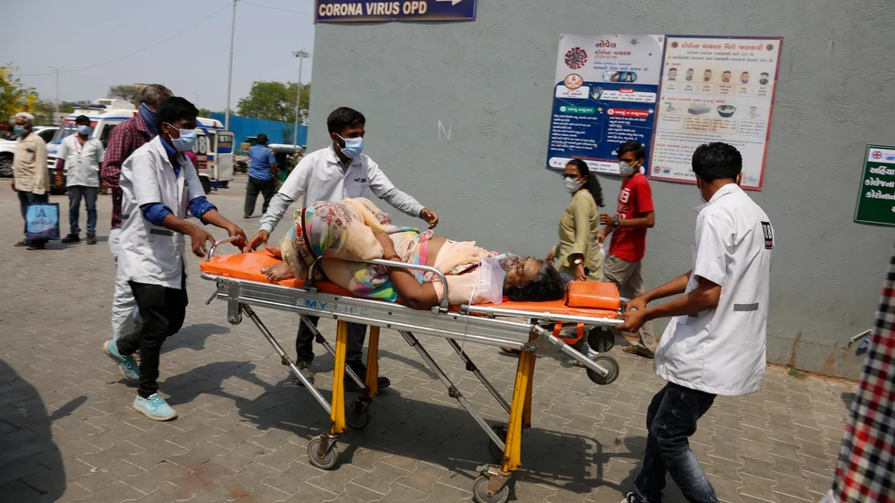 En covid-19-sjuk patient förs till sjukhus i Ahmedabad i Indien.