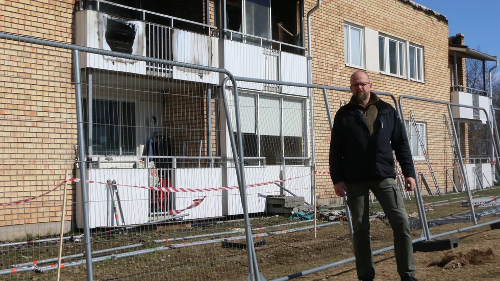 Andreas Engström är fastighetschef på Pitebo. Här står han framför det flerbostadshus på Hörnvägen som fattade eld  förra veckan. "Huset har allvarliga skador", säger han.