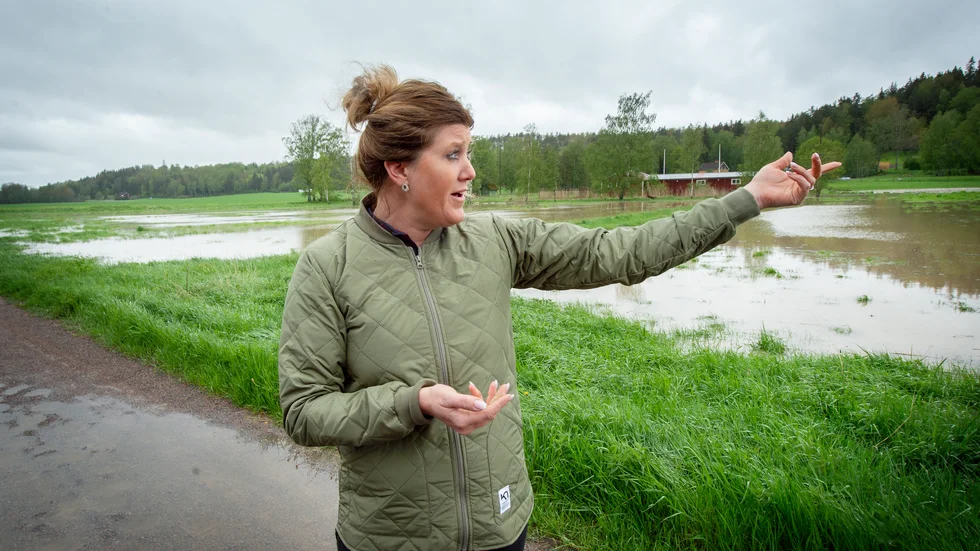 Sandra Hedlund på Svärdbro Gård fick båda sina travbanor förstörda och översvämmade efter det kraftiga regnet.