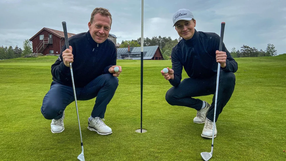Mikael och Oliver Bylund kan stoltsera med att ha gjort hole-in-one på Norrtorps golfbana i Flen. Pappa Mikael först, sonen Oliver elva dagar senare.