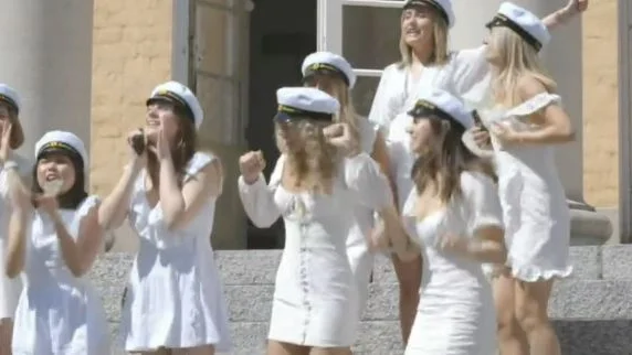 Studenter från SSHL springer ut 28 maj 2021. De är bland de första att ta studenten i år.