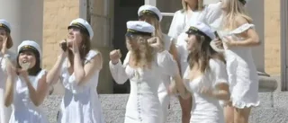 Hurra! Nu springer de första studenterna ut