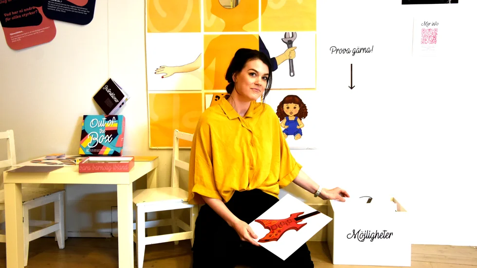 Karin Bergdahl tillhör en av de tolv avångsstudenter som läst grafisk design vid Luleå tekniska universitet som nu ställer ut på Konsthallen i Luleå. På bild framför hennes spel "Out of the box" där barn och vuxna kan närma sig frågor om normer, genus och jämställdhet.