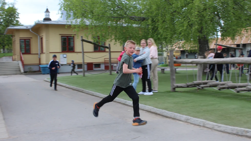 Anton Wertman i tvåan håller högt tempo för att klara sitt eget mål på rasten: 100 varv runt lekytan på Grebo skola. 