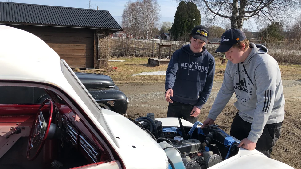 Hugo Lundmark och John Holmgren är klasskompisar på Kågeskolan och på fritiden mekar de gärna med sina Volvo Duetter från 1957.