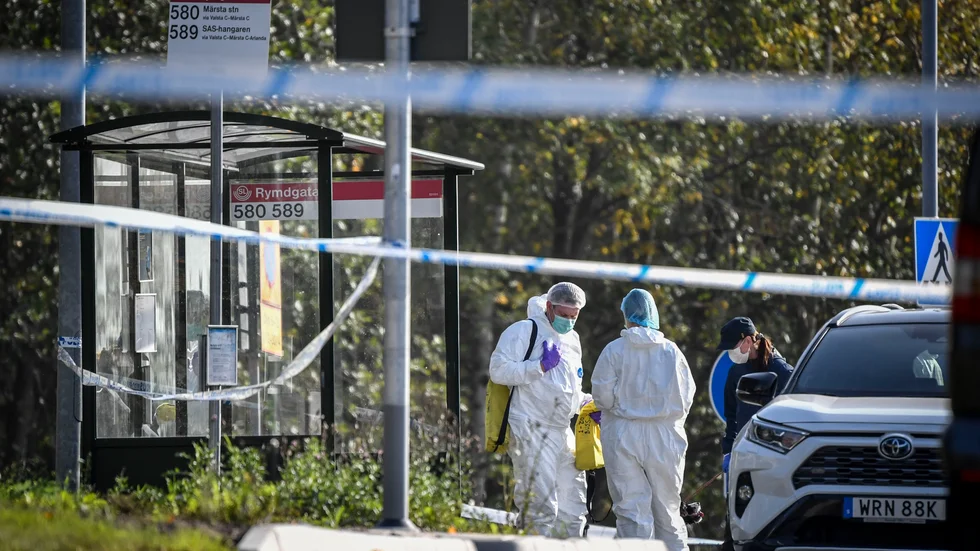 
Polisens kriminaltekniker vid busshållplatsen i Valsta där mordet skedde.