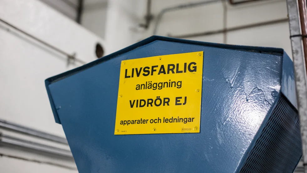 "Ingreppen i miljön från en vindkraftspark är måttliga, vilket inte är fallet med kärnkraftens hundratusenåriga avfallsperspektiv. Avfallsproblemet är ”evigt”, men det icke förnyelsebara bränslet till atombrasan är ändligt, uran som idag till 40 procent importeras från Ryssland", skriver V-debattörerna.