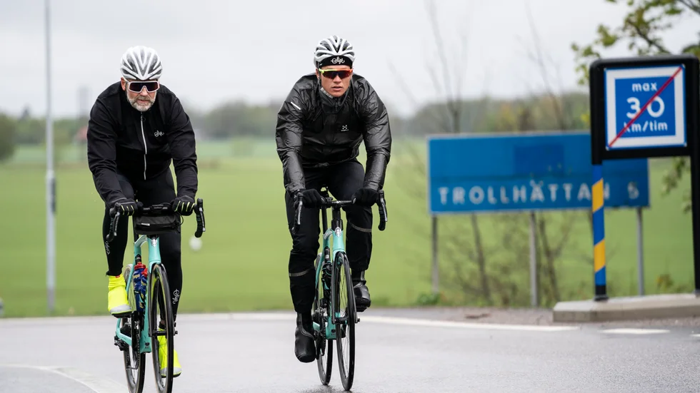 Skridskoåkaren Nils van der Poel (th) cyklade tillsammans med Lars Skantz. Arkivbild.