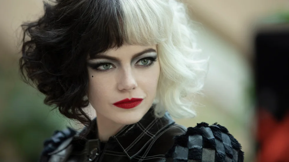Emma Stone spelar Estella som i "Cruella" utvecklas till den onda figuren Cruella de Vil. Pressbild.
