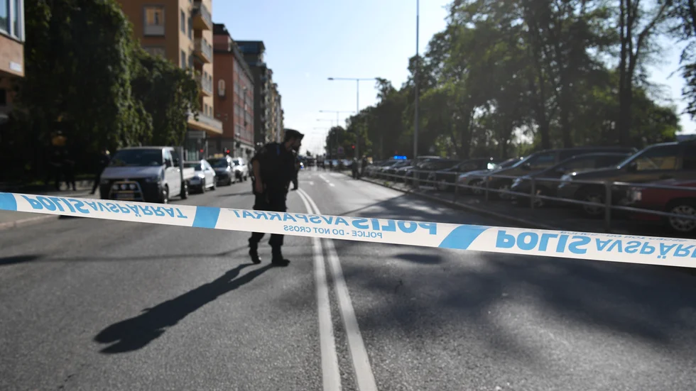 Polis undersöker områdena kring advokatens bostad på Kungsholmen i Stockholm efter mordförsöket 2019. Arkivbild.