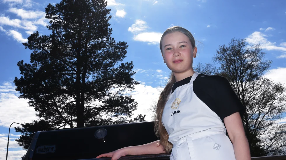 Under sex veckor tränade Emma Karlsson Lohiniva på att laga mat samtidigt som hon åkte ner till Stockholm för tv-inspelningar, nu får folk veta varför. Hon är klar för final i "Sveriges yngsta mästerkock".