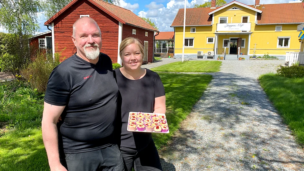 ”Hit kan man komma för att träffas o hänga, det ska kännas avslappnat” säger Rosie och Micke Fränneby som öppnar trädgårdscefé i Långtora, inte långt från kyrkan. 