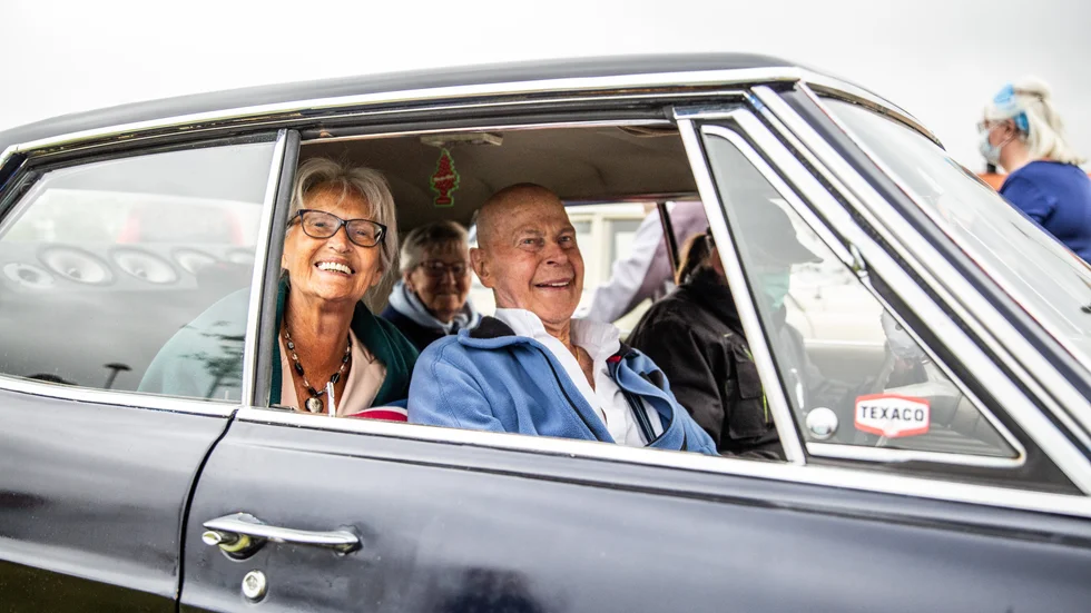 Siv och Fredian Lundberg fick ett ordentligt åk i en av de bilarna. Något som var väldigt uppskattat.