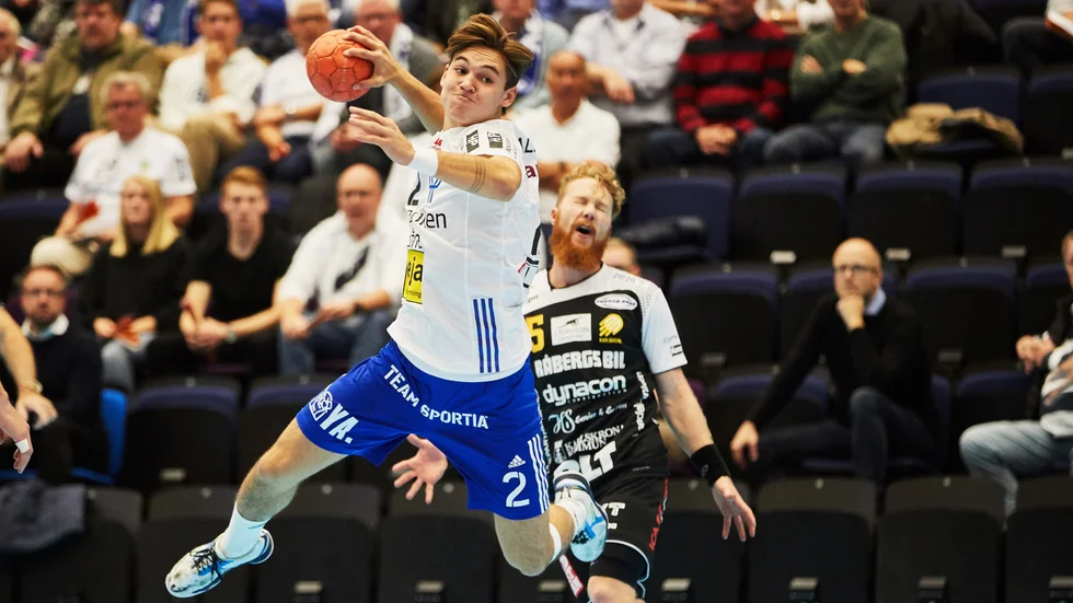 Ludvig Hallbäck gjorde sex mål i den första European Cup-finalen, men fick ändå se sitt Ystad förlora med 26–30 mot AEK Aten. Returen spelas på söndag. Arkivbild.