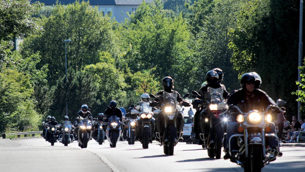 Tredje lördagen i augusti, i år den 20:e, är det dags för den traditionella motorcykelturen Mälaren runt. Upp mot 25 000 motorcyklister brukar delta och bjuder på ett skådespel när de passerar Enköping.