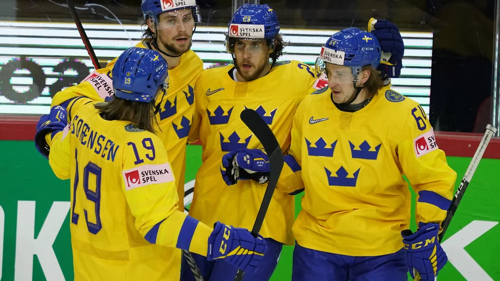 Marcus Sörensen, Adrian Kempe, Mario Kempe och Jonathan Pudas firar ett av Sveriges fyra mål i segermatchen mot Storbritannien.