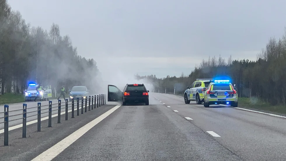 Bilen gav upp på riksväg 97 och föraren sprang från bilen. Poliserna sprang efter honom och tog fast mannen.