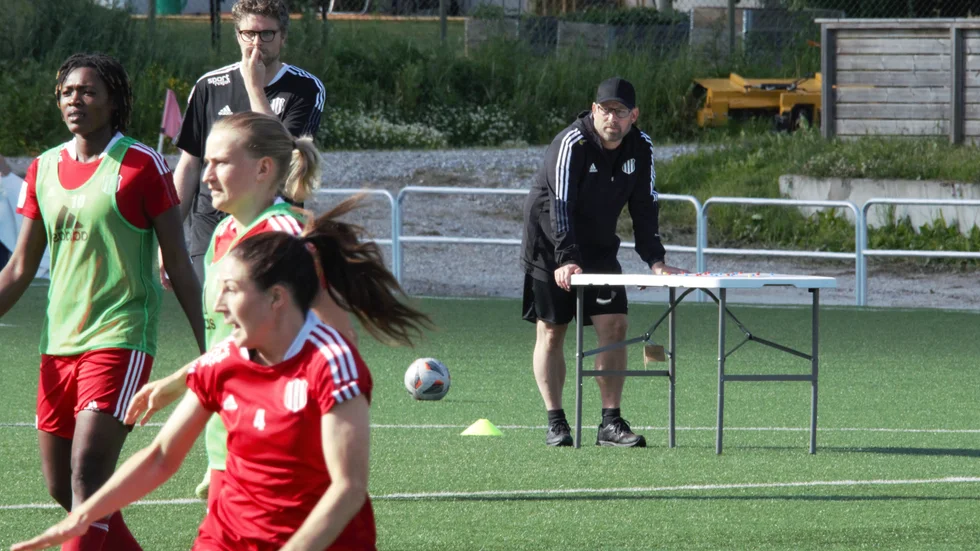 Stellan Carlsson hade taktikbordet framme under torsdagens träning.