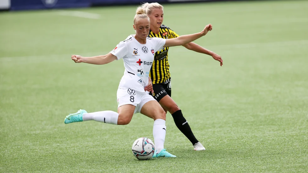 Rosengårds Hanna Bennison och Häckens Lotta Ökvist under söndagens damallsvenska fotbollsmatch mellan FC Rosengård och BK Häcken FF på Malmö IP. Arkivbild.