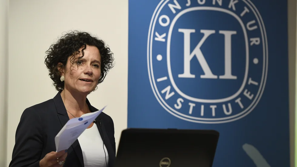 Konjunkturinstitutet prognoschef Ylva Hedén Westerdahl lägger fram nya siffror. Arkivbild.
