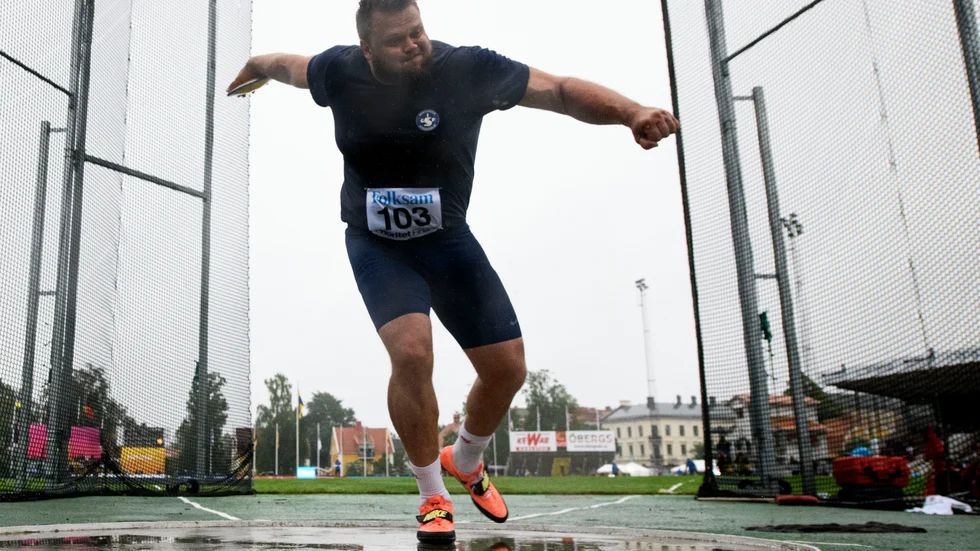 Daniel Ståhl vann herrarnas diskustävling med ett kast på 67,64 meter på ett regnigt och blåsigt Tingvalla IP.