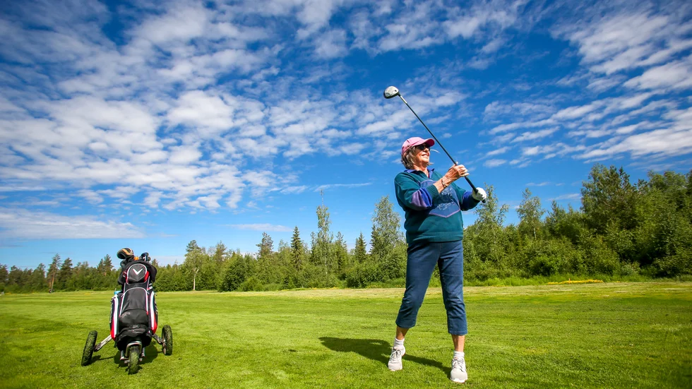 79-åriga Gerd Niemi har varit medlem i Luleå Golfklubb sedan 1975 och spelar i princip alltid med maken Harry. "Att besöka golfbanan har blivit en del av vår vardag. Vi har flyttat till en stadslägenhet och det gör att det här blir vår oas. Här får vi höra fågelkvittret. Det gör vi inte i stan"
