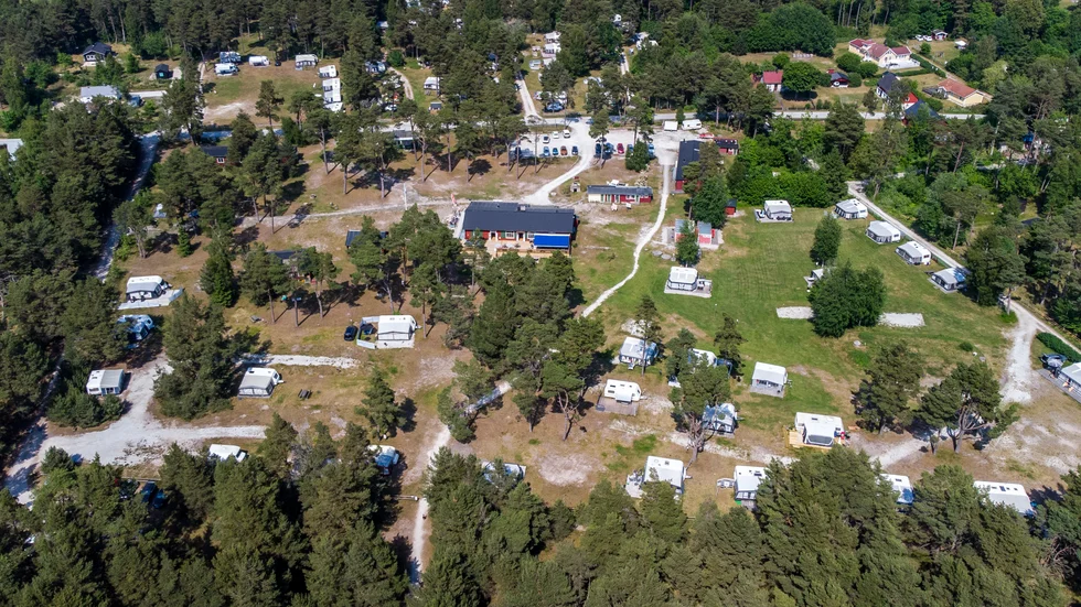 De 31 uthyrningsstugorna är tänkta att byggas runt den äldre kafé- och restaurangdelen på Sandvikens camping. Ärendet lyfts nu till mark- och miljödomstolens bord, av Gyllene stranden AB.