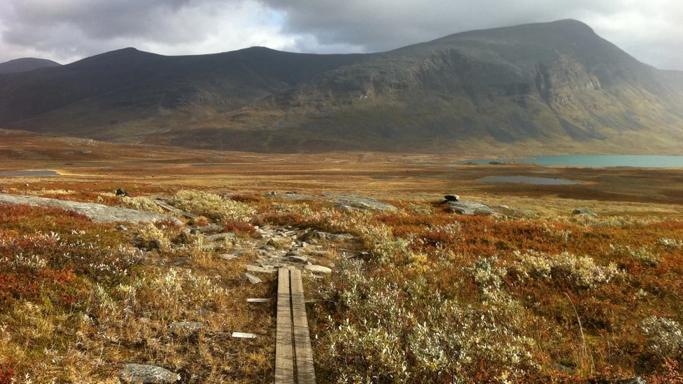 Länsstyrelsen tillhandahöll tidigare gratis roddbåtar för att korsa vattendraget Sitojaure längs Kungsleden. Men sedan i år är en privat aktör enda sättet att fortsätta sin vandring.