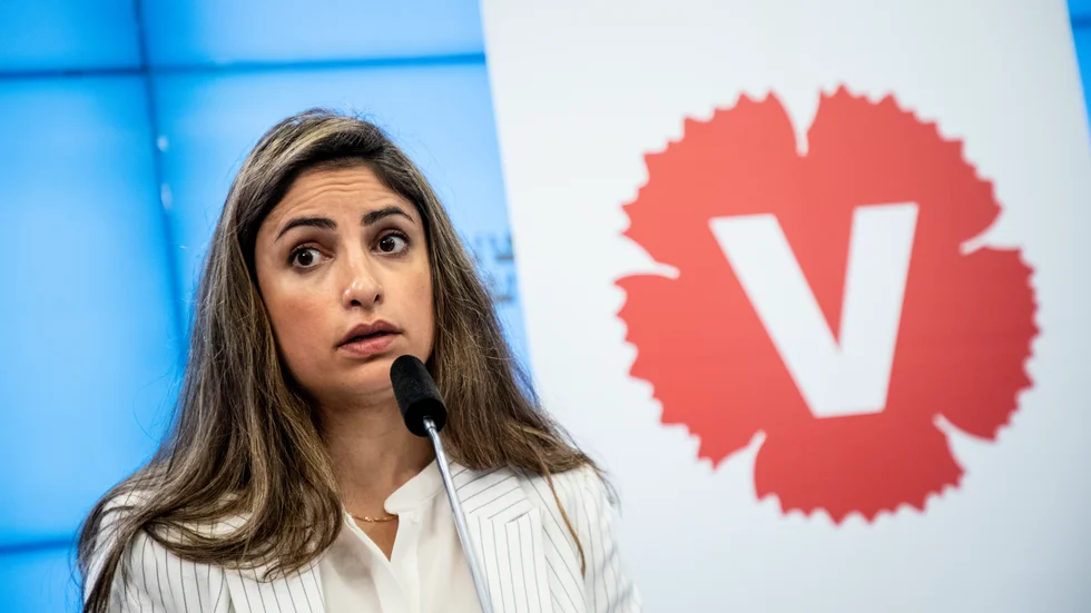 Vänsterpartiets ledare Nooshi Dadgostar på söndagens pressträff