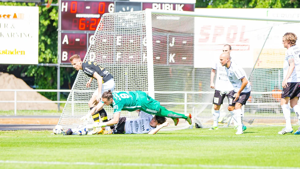 Mållvakten David Mitov Nilsson i en stökig situation i straffområdet.