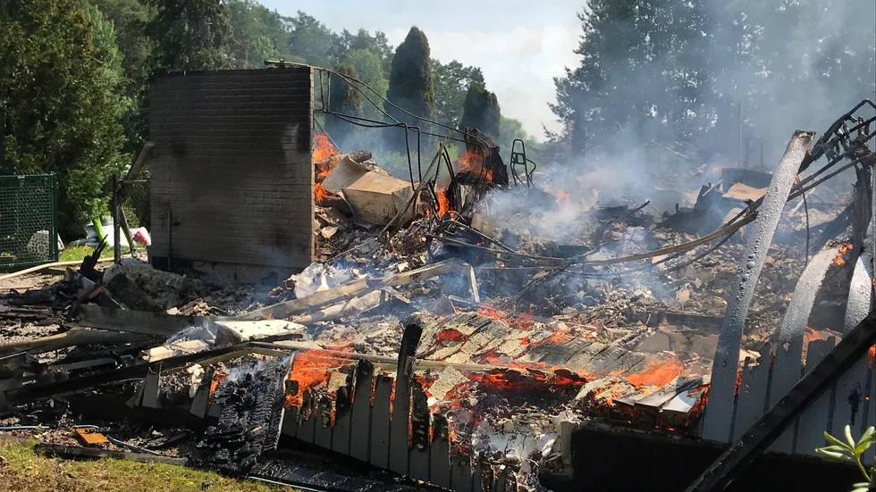 Bråte ligger fortfarande kvar i Boliden efter en brand i en affärsfastighet. Bilden är en exempelbild.