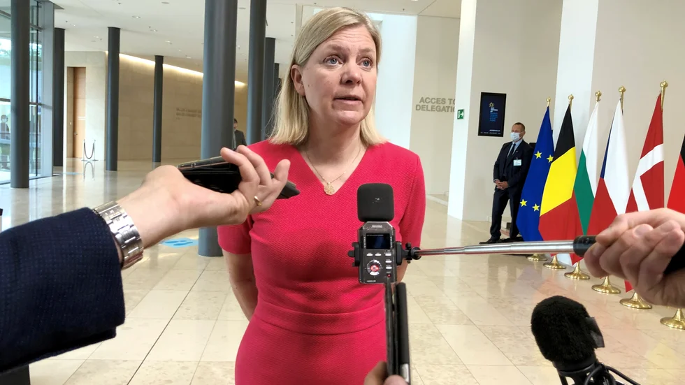 Finansminister Magdalena Andersson (S) träffar svenska journalister på väg in till fredagens EU-finansministermöte i Luxemburg.