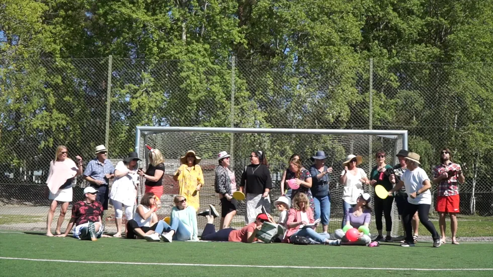 "Vi ville säga glad sommar till alla våra elever", säger Bryngelstorpsskolans rektor Anna Kapanen Kjellberg, därför gjorde de en video. 
