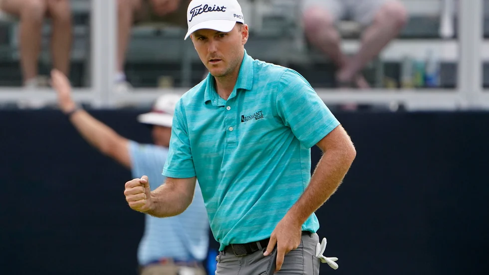 Russell Henley knter näven efter att ha fixat par på hål 18. Han ligger i täten i US Open, tillsammans med Mackenzie Hughes (Kanada) och Louis Oosthuizen (Sydafrika) inför söndagens avslutande runda av US Open.